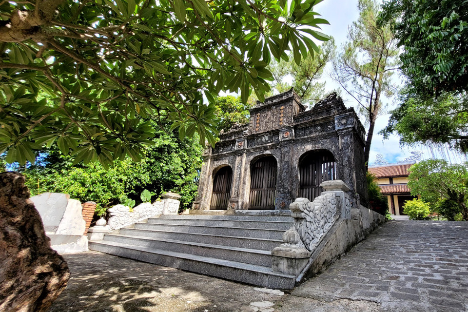 "Trong tất cả dòng chảy của âm nhạc Trịnh Công Sơn, sự tĩnh lặng thoát ra từ âm thanh 'chuông mõ' luôn luôn làm nền tảng cho sự cảm nhận nét nhạc của mỗi bài ca, dù cho bài ấy có dồn dập đến đâu," nhà nghiên cứu Thái Kim Lan từng viết. Trong ảnh là Chùa Phổ Quang nơi gia đình Trịnh Công Sơn quy y. (Ảnh: Minh Anh/Vietnam+)