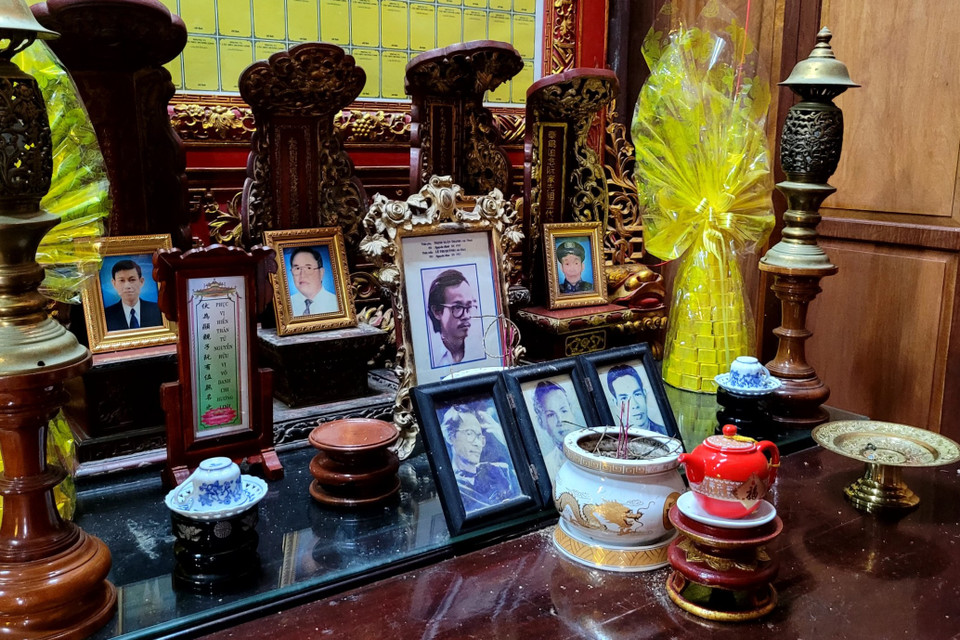 Năm 2001, Trịnh Công Sơn qua đời. Di ảnh của ông được gửi vào chùa Phổ Quang, đặt trên ban thờ trong nhà hậu tổ cùng di ảnh cha mẹ. Ông được đặt 2 ảnh chân dung, bức ở trên do một hội nghệ sỹ mang đến, bức ở dưới do bà Trịnh Vĩnh Tâm (em gái) mang đến. (Ảnh: Minh Anh/Vietnam+)