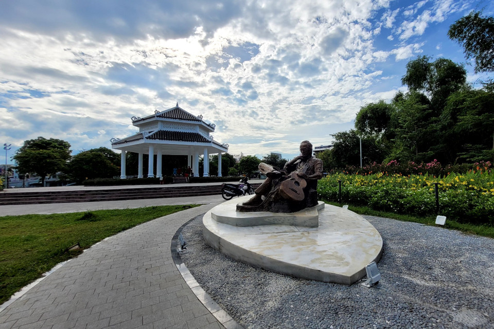 Trịnh Công Sơn ra đi nhưng di sản ông để lại còn sâu sắc mãi, đặc biệt tại Huế. Năm 2011 nhân dịp kỷ niệm 10 năm ngày mất cố nhạc sỹ, công viên rộng 6ha và con đường dài cỡ 1km chạy dọc sông Hương ở phường Gia Hội đã được đặt theo tên ông. (Ảnh: Minh Anh/Vietnam+)