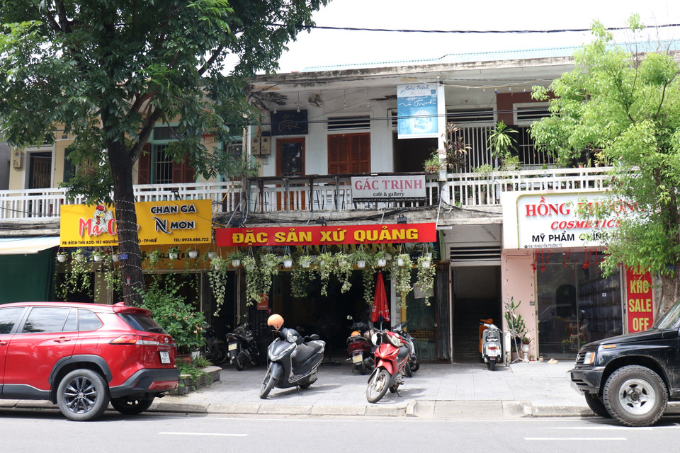 Rời ngã giữa, gia đình Trịnh Công Sơn chuyển đến 11/3 Nguyễn Trường Tộ trên tầng 2 một khu tập thể. Địa chỉ này ngày nay được biết tới nhiều hơn cả với cái tên “Gác Trịnh.” Con phố đẹp và xanh tươi, rợp bóng mát những hàng cây long não hai bên đường. (Ảnh: Minh Anh/Vietnam+)