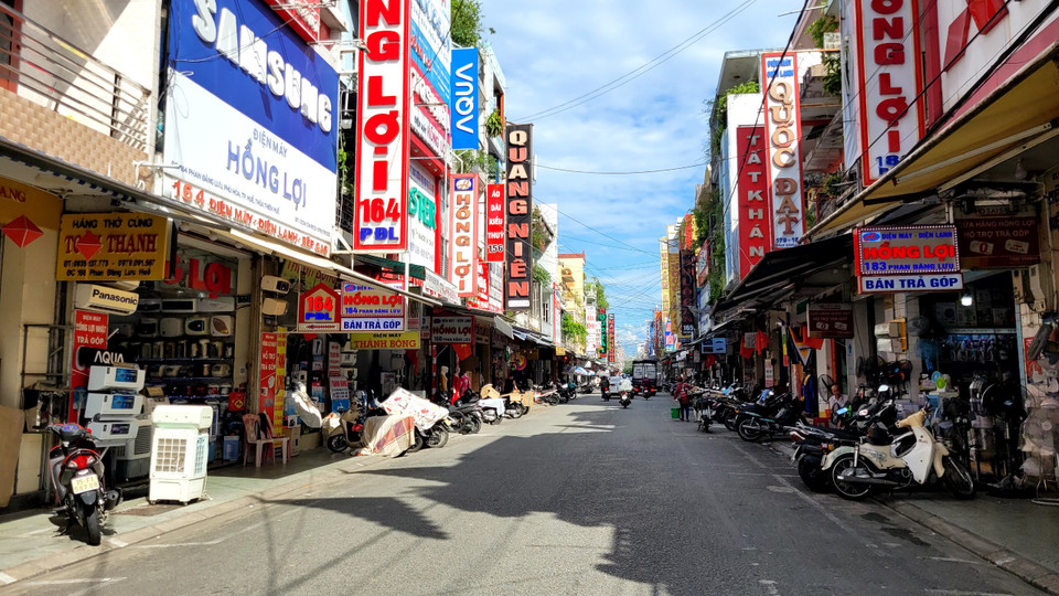 Địa chỉ này về sau được đổi thành số 111, phố Phan Đăng Lưu, chuyên đồ điện gia dụng, dịch vụ điện máy, điện lạnh. (Ảnh: Minh Anh/Vietnam+)