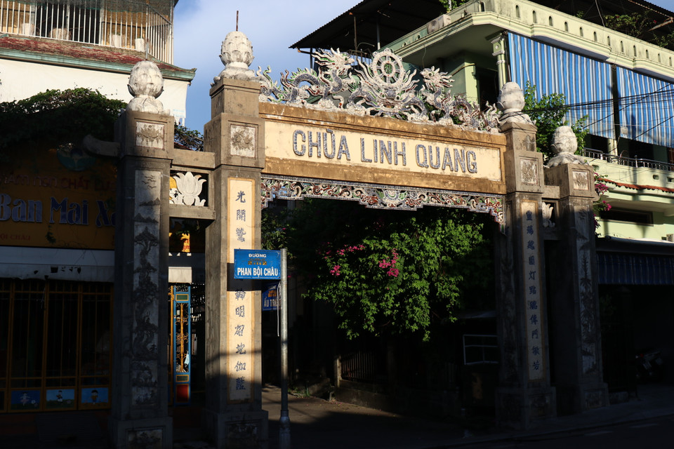 Khi còn nhỏ, ông cùng cha mẹ từ Tây Nguyên về lại Huế, sống ở nhà gia tộc trên đường Phan Bội Châu (tên đường ngày nay, thuộc phường Vĩnh Ninh và Trường An, khu Bến Ngự). Con phố nhỏ nhưng có nhiều chùa. Nhiều nhà nghiên cứu sau này cho rằng tư tưởng Phật giáo đã tác động lên Trịnh Công Sơn từ thời thơ ấu. (Ảnh: Minh Anh/Vietnam+)