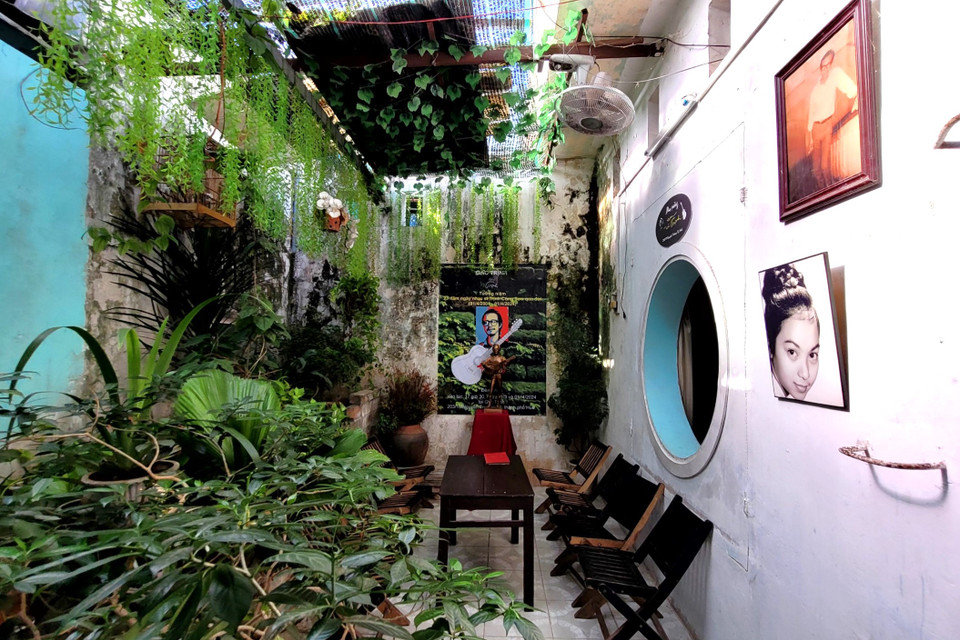 Về sau khi bà rời Huế đi học xa, mối tình với Trịnh Công Sơn cũng tàn. Sau Bích Diễm, ông yêu Ngô Vũ Dao Ánh (em gái bà Diễm), viết “Nắng thủy tinh” và hàng trăm bức “thư tình gửi một người.” Trong hình là góc sân Dao Ánh-Trịnh Công Sơn, từng được dùng làm phim trường "Em và Trịnh" (2022). (Ảnh: Minh Anh/Vietnam+)