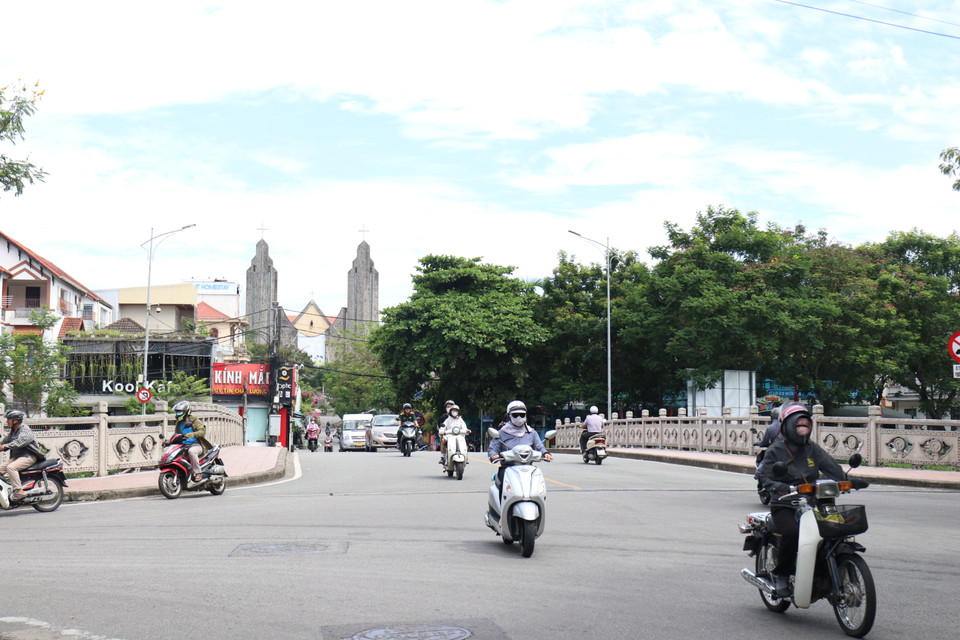 Ngay ngã tư cách căn gác vài chục mét là cầu Phủ Cam, nơi có nàng thơ Ngô Vũ Bích Diễm ngày ngày đi học qua khiến ông xao xuyến, viết nên ca khúc “Diễm xưa.” (Ảnh: Minh Anh/Vietnam+)
