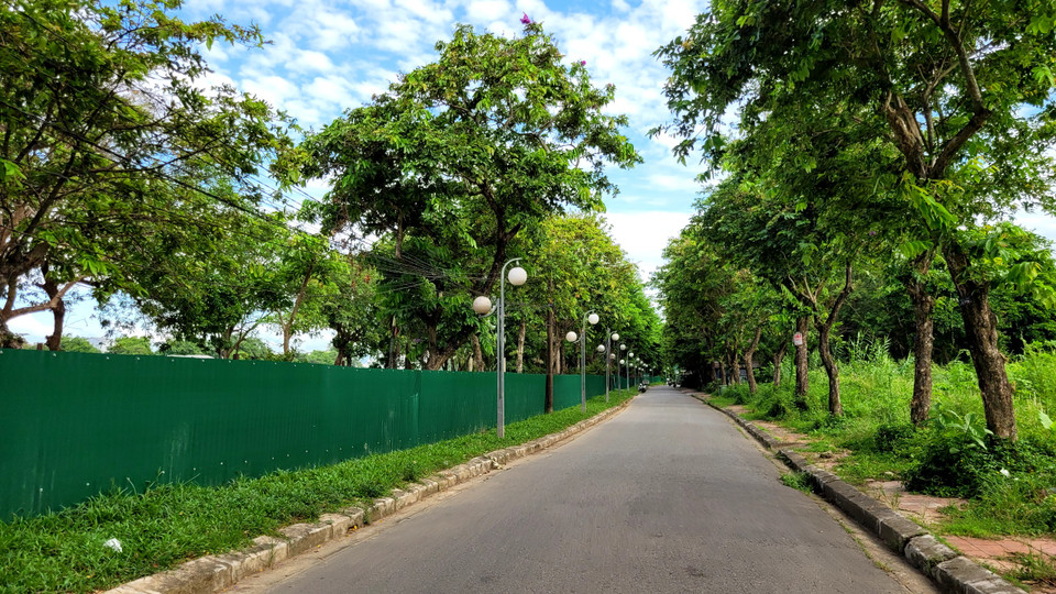 Tuy nhiên, do chưa hoàn thành cải tạo nên phía nhìn ra sông của đường Trịnh Công Sơn hiện đang bị rào tôn. Bên đường còn lại là các hàng quán và nhiều đất trống. (Ảnh: Minh Anh/Vietnam+)