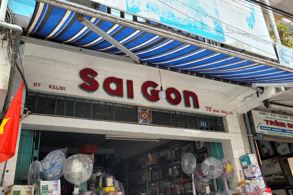 Để tiện việc kinh doanh, gia đình ông lại chuyển tới phố Phan Bội Châu (tên cũ) tại khu Ngã giữa, gần sông An Cựu. Tại đây cha mẹ ông bán phụ tùng xe đạp, lấy tên cửa hiệu là Thanh Tâm. Trong hình là ngôi nhà ngày nay. (Ảnh: Minh Anh/Vietnam+)