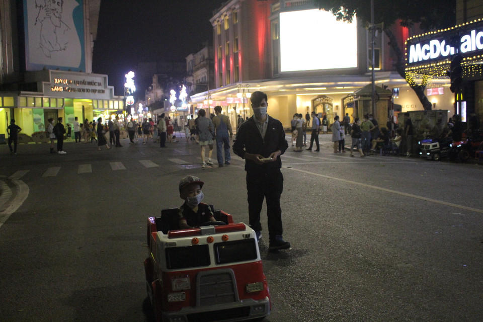 Các gia đình có con nhỏ cũng coi đây là cơ hội tốt để trẻ được ra đường sau nhiều ngày phải học trực tuyến ở nhà, hạn chế tiếp xúc xã hội. (Ảnh: Minh Anh/Vietnam+)