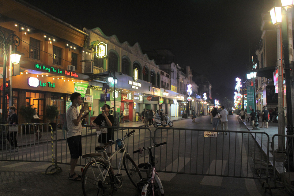 Tối 18/3, quận Hoàn Kiếm (Hà Nội) cho phép các không gian đi bộ trở lại sau một năm ngừng hoạt động vì dịch COVID-19, bao gồm không gian đi bộ quanh Hồ Gươm; chợ đêm trên các phố từ Hàng Đào đến Hàng Giấy; không gian mở rộng sang khu bảo tồn cấp 1 khu phố cổ ở khu vực các phố Tạ Hiện, Đào Duy Từ, Mã Mây... (Ảnh: Minh Anh/Vietnam+)