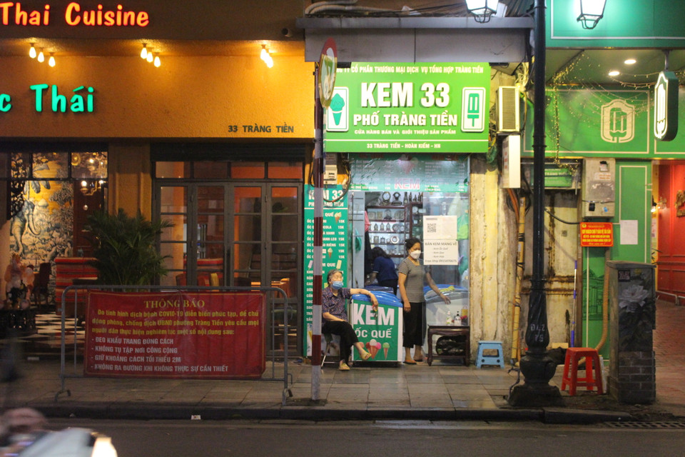 Trước đó kể từ ngày 15/3, các hàng quán phục vụ nhu cầu ăn uống đã được phép hoạt động sau 21 giờ, trong ảnh là một cửa hàng bán kem trên phố Tràng Tiền sẵn sàng đón khách từ sớm. (Ảnh: Minh Anh/Vietnam+)