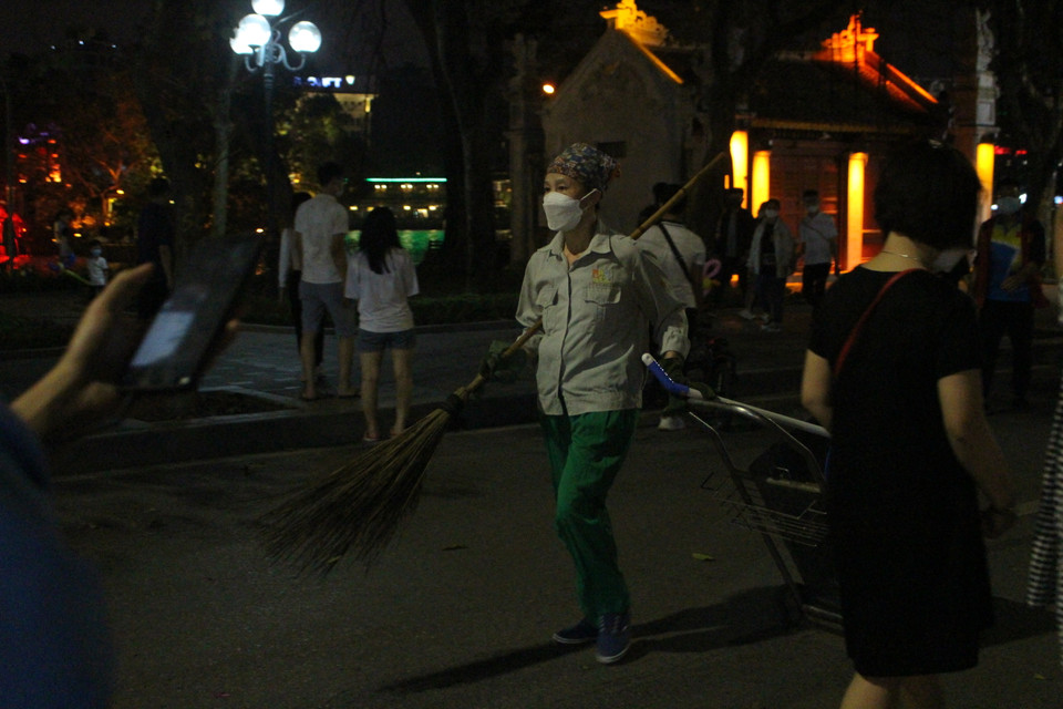 Vệ sinh đường phố cũng được đảm bảo nhờ có các nhân viên môi trường làm việc liên tục. (Ảnh: Minh Anh/Vietnam+)