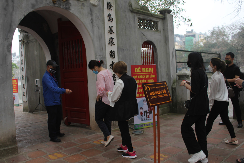 Cụ thể là vào khoảng thời gian từ cuối giờ sáng, lượng khách có phần nhỉnh hơn so với các thời điểm khác trong ngày. (Ảnh: Minh Anh/Vietnam+)