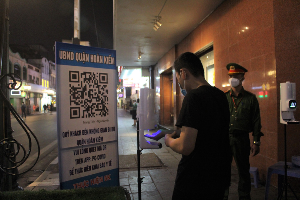 Theo ông Nguyễn Quốc An - Phó Chủ tịch Ủy ban Nhân dân thành phố Hà Nội, có 35 chốt kiểm soát dịch bệnh ở các lối ra vào khu vực đi bộ quanh Hồ Gươm, đội ngũ y tế trực liên tục để xử lý các tình huống nghi nhiễm COVID-19 nói riêng, các liên quan đến sức khỏe nói chung. (Ảnh: Minh Anh/Vietnam+)