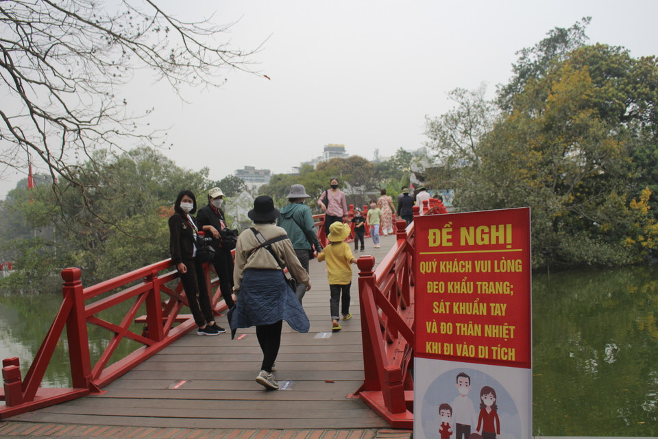 Đền Ngọc Sơn (quận Hoàn Kiếm) được cho là có ít biến động, số lượng khách vắng, tuy nhiên có thời điểm khá đông. (Ảnh: Minh Anh/Vietnam+)