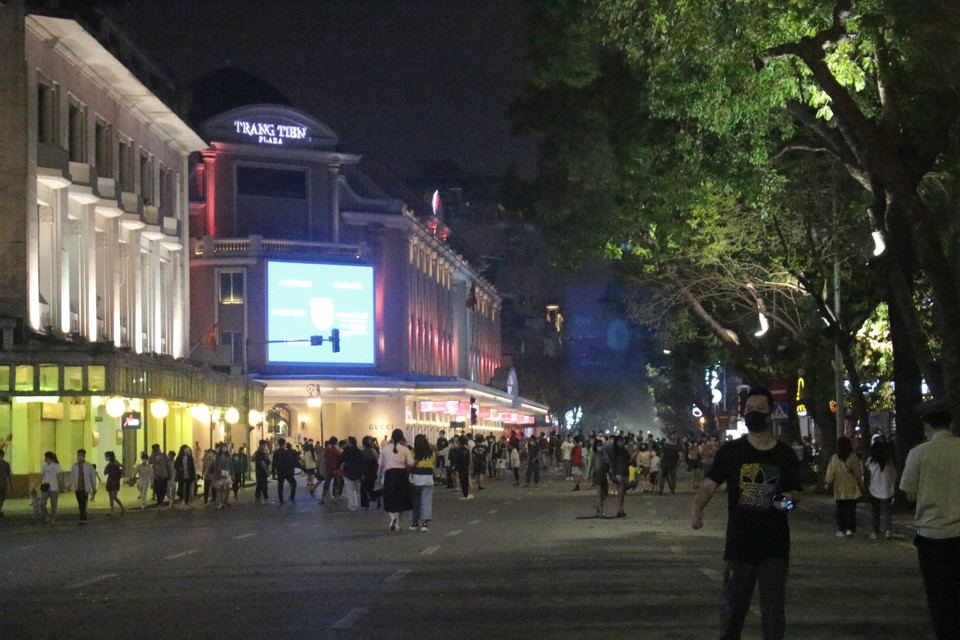 Không khí trong tối ngày thứ Sáu khá đông đúc song chưa có nhiều hoạt động giải trí trong ngày đầu tiên phố đi bộ mở trở lại. (Ảnh: Minh Anh/Vietnam+)