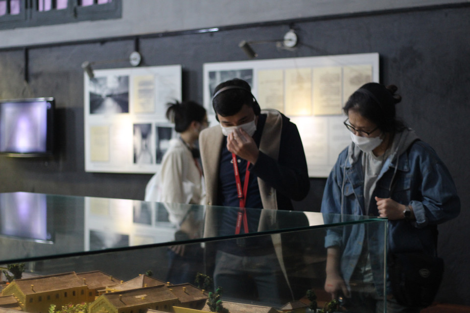 Trong khi đó, lượng khách tới thăm Nhà tù Hỏa Lò cũng khá ổn định dù không đông, chủ yếu là người trẻ có nhu cầu thăm quan kết hợp nghiên cứu và học tập. (Ảnh: Minh Anh/Vietnam+)