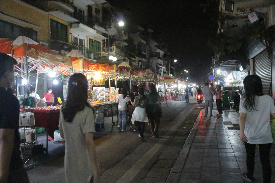 Trong ngày đầu mở lại, người bán hàng tại các kiot chợ đê đều rất vui mừng dù lượng người đến đây chưa đông như kỳ vọng. (Ảnh: Minh Anh/Vietnam+)