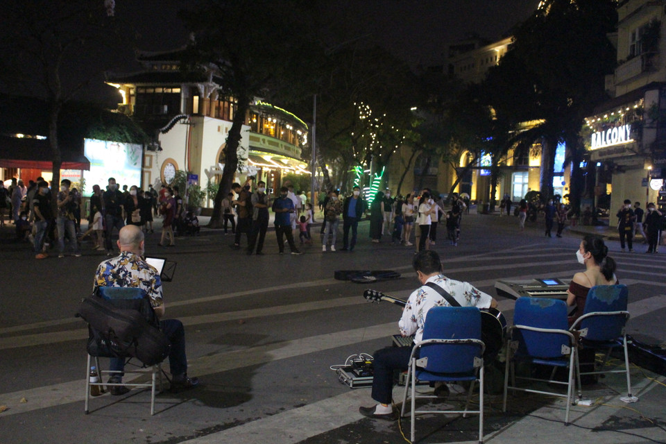 Theo ghi nhận của phóng viên, số lượng người dừng lại và tụ tập tại khu vực có nhạc sống là không đông, có thể đảm bảo an toàn về giãn cách. (Ảnh: Minh Anh/Vietnam+)