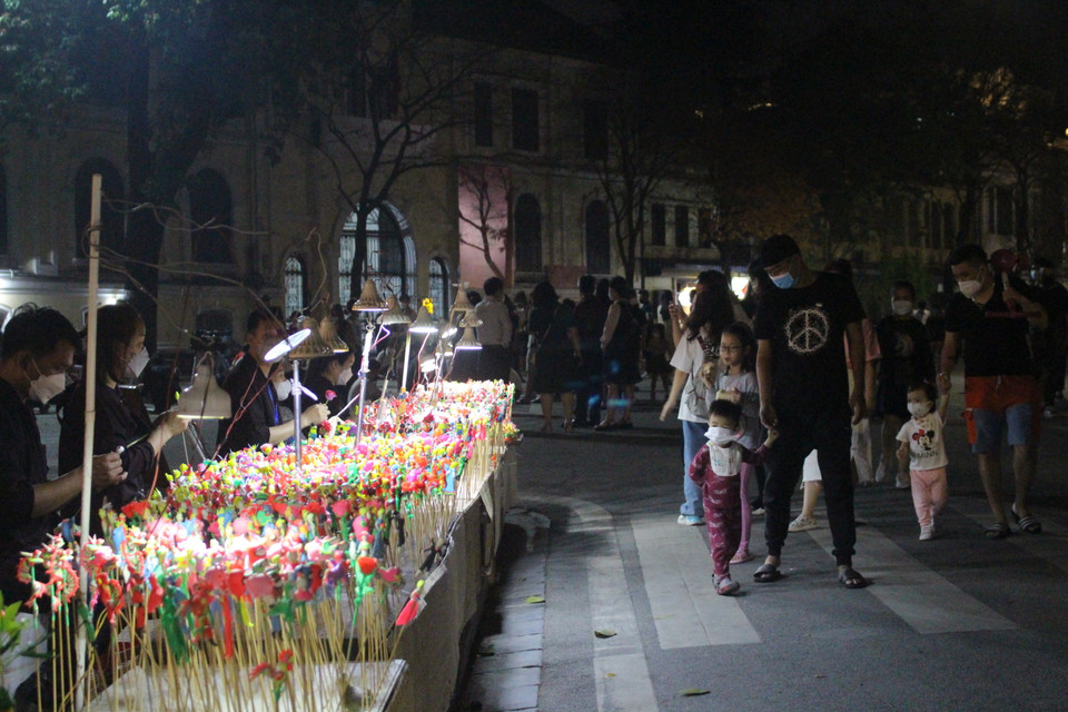 Việc mở lại phố đi bộ ở quận Hoàn Kiếm được coi là hoạt động có ý nghĩa khi Việt Nam đã sẵn sàng đón khách du lịch quốc tế trở lại, bởi khu vực quanh Hồ Gươm vốn là địa điểm trung tâm, thường xuyên đón khách tham quan thập phương. (Ảnh: Minh Anh/Vietnam+)