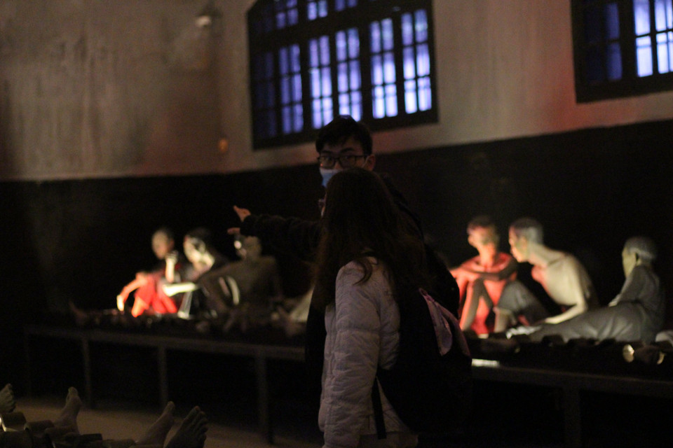 Theo ông Trần Trung Bắc, cán bộ quản lý tại khu di tích Nhà tù Hỏa Lò, nơi đây thu hút trung bình từ 300 đến 500 khách dịp cuối tuần; khoảng 200 khách vào ngày thường. (Ảnh: Minh Anh/Vietnam+)