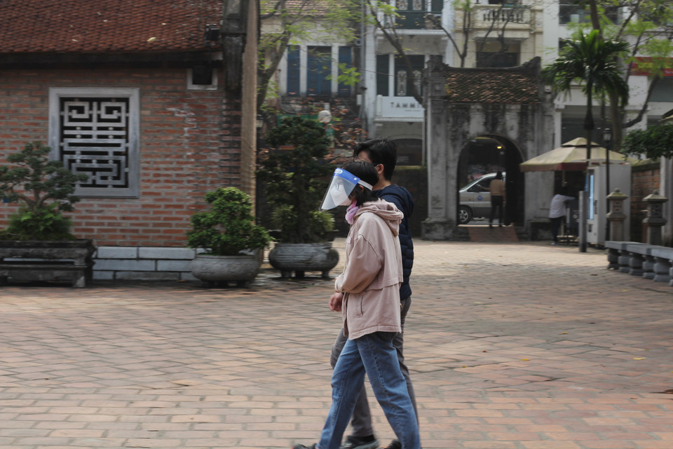 Tại quần thể kiến trúc khu di tích Văn Miếu-Quốc Tử Giám, lượng khách tham quan thời gian qua được ghi nhận là thấp. Theo số liệu ban quản lý cung cấp, khu di tích đón khoảng 100-150 người trong ngày thường, khoảng 200-300 người dịp cuối tuần, tương đương chỉ 10% so với khi trước dịch. (Ảnh: Minh Anh/Vietnam+)