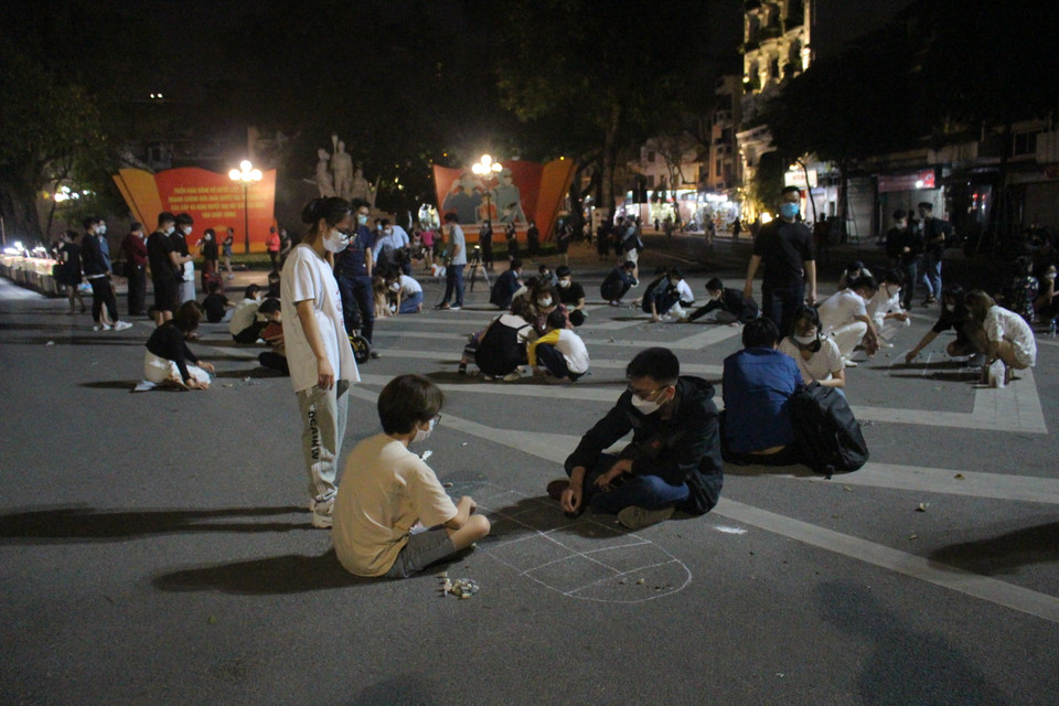 Các hoạt động trong ngày đầu phố đi bộ hoạt động trở lại nhìn chung được đảm bảo về khía cạnh giữ khoảng cách. (Ảnh: Minh Anh/Vietnam+)