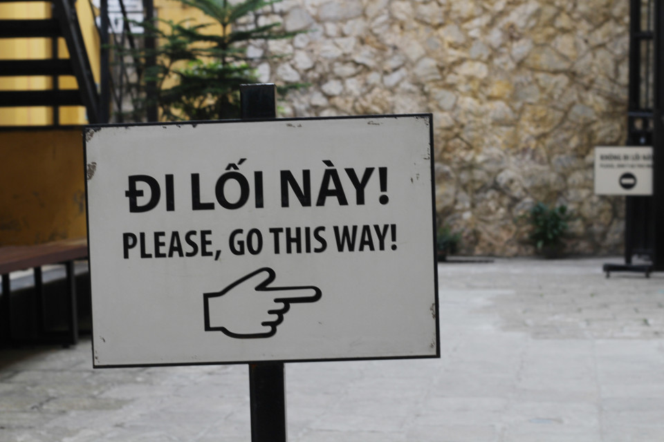 Để sẵn sàng đón khách du lịch nước ngoài, khu di tích này cũng tuân thủ quy định quét mã, xịt khuẩn, có lối ra-vào được phân luồng riêng chứ không lưu thông qua cùng một cổng như thời điểm trước khi có dịch. (Ảnh: Minh Anh/Vietnam+)