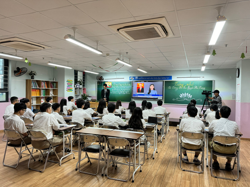 Giờ học được bắt đầu bằng bản tin đặc biệt thông báo về sự ra đi của Tổng Bí thư Nguyễn Phú Trọng. (Ảnh: PV/Vietnam+)