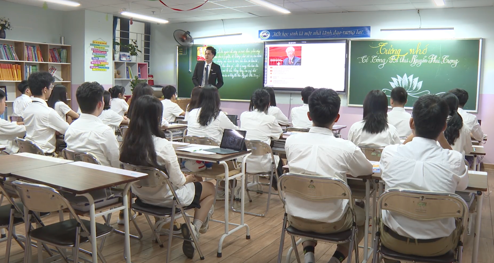 Thầy giáo Nguyễn Văn Tuyết xúc động trong bài giảng đặc biệt về Tổng Bí thư Nguyễn Phú Trọng khi cả nước chìm trong nỗi đau buồn tiếc thương người lãnh đạo đã cống hiến cả cuộc đời vì nước, vì dân. (Ảnh: PV/Vietnam+)