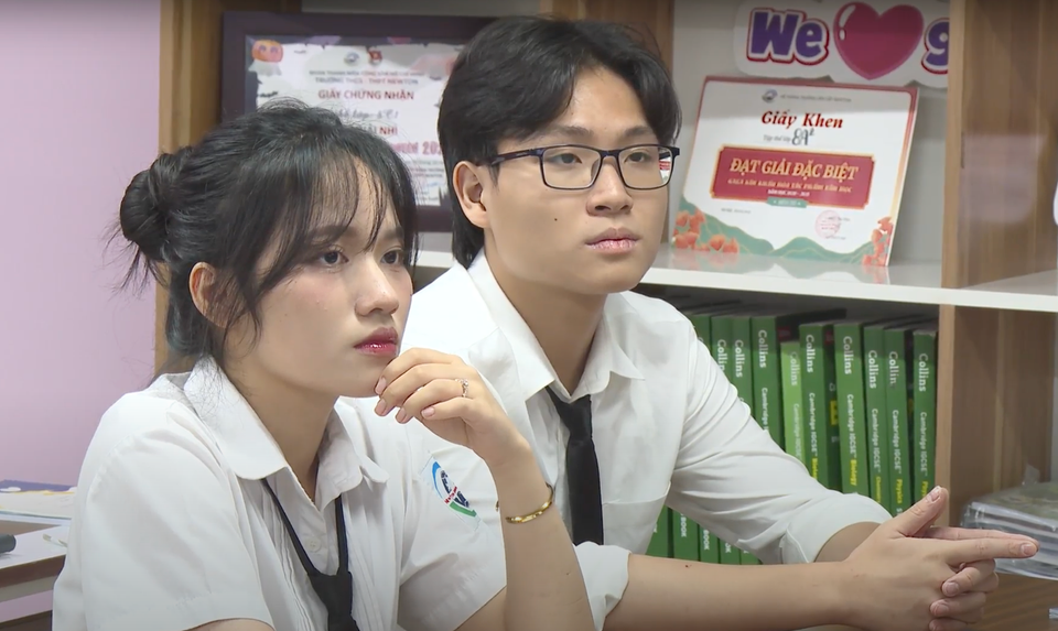 Các học sinh chăm chú lắng nghe về cuộc đời, sự nghiệp, nhân cách lớn của Tổng Bí thư Nguyễn Phú Trọng với niềm kính trọng, tiếc thương và biết ơn vì những cống hiến to lớn của Tổng Bí thư cho đất nước. (Ảnh: PV/Vietnam)