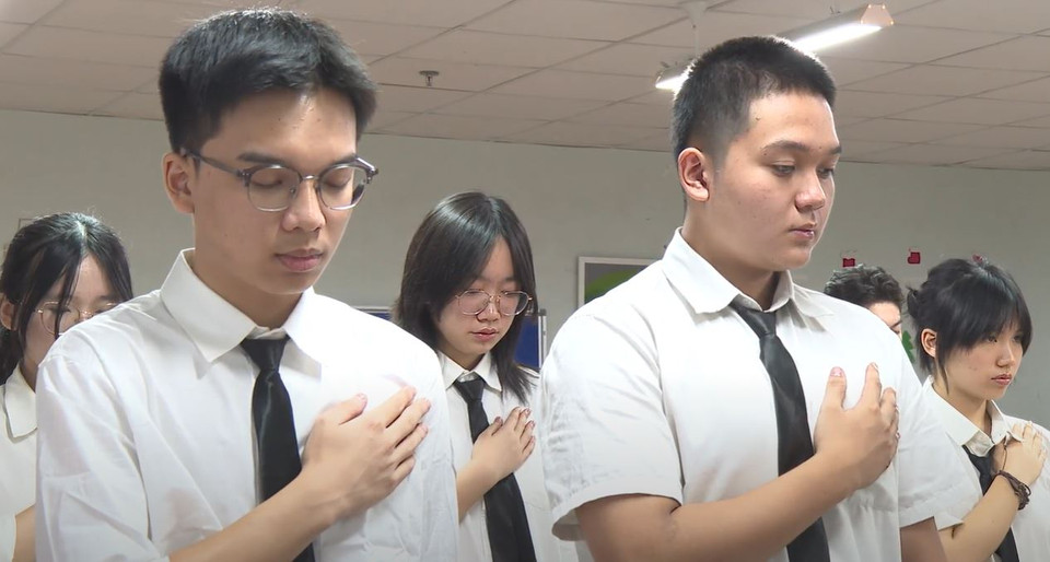 Thầy và trò cùng dành một phút để tưởng nhiệm người lãnh đạo xuất sắc của dân tộc đã về với thế giới người hiền. (Ảnh: PV/Vietnam+)