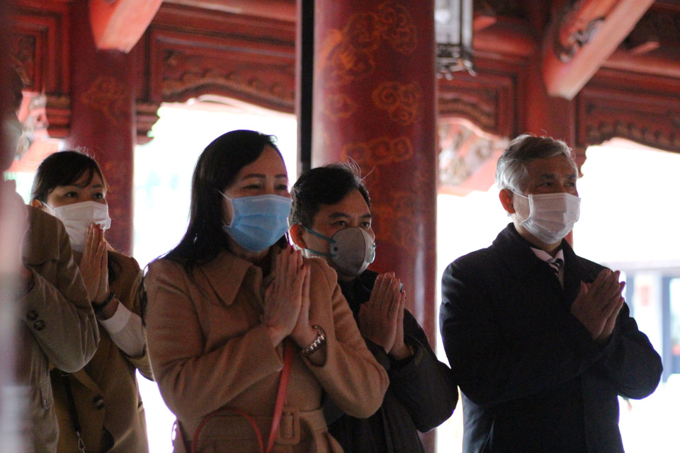 Người dân khấn lễ tại di tích Văn Miếu-Quốc Tử Giám. (Ảnh: Minh Anh/Vietnam+)