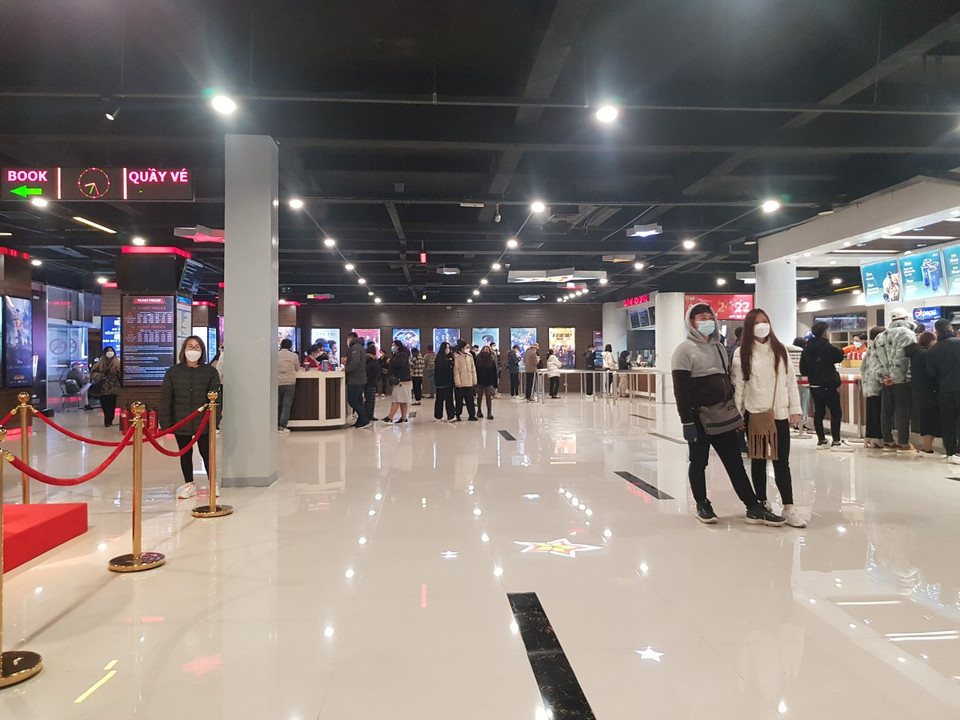 Song vẫn có một lượng lớn khán giả dường như chủ quan khi tụ tập đông người đòi hỏi các nhà rạp cần chú ý nhắc nhở khách hàng tuân thủ quy định giữ khoảng cách thường xuyên hơn. (Ảnh: Minh Anh/Vietnam+)