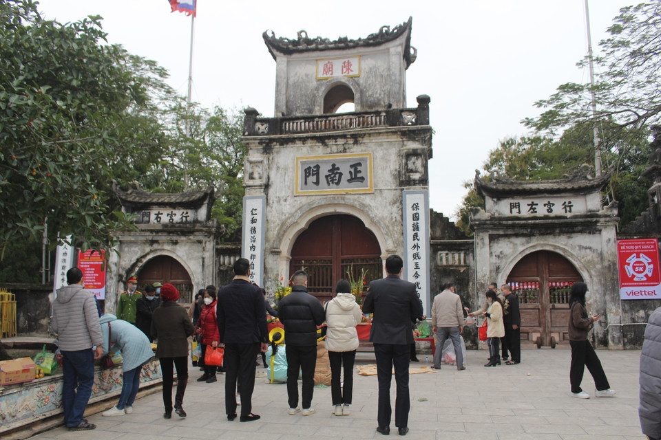 Nhiều người tập trung trước cửa đền từ sáng ngày 14/2 để vái vọng, cầu xin năm mới an lành nhân dịp đầu năm. (Ảnh: Minh Anh/Vietnam+)