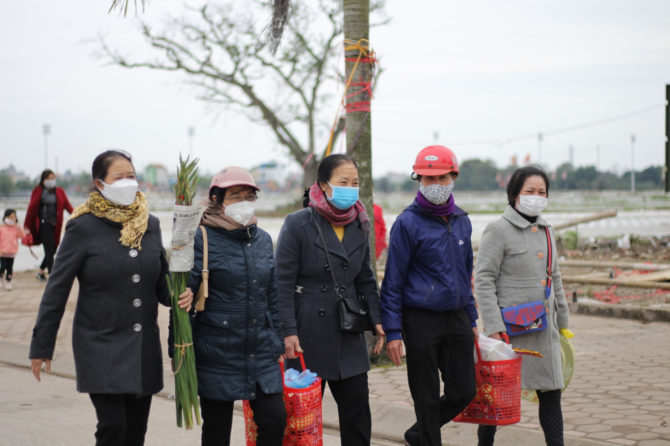 Người dân đến đến khu di tích sáng nay hành hương từ nhiều tỉnh thành lân cận như Nghệ An, Thái Bình, Hà Nam hay tại chính Nam Định... (Ảnh: Minh Anh/Vietnam+)