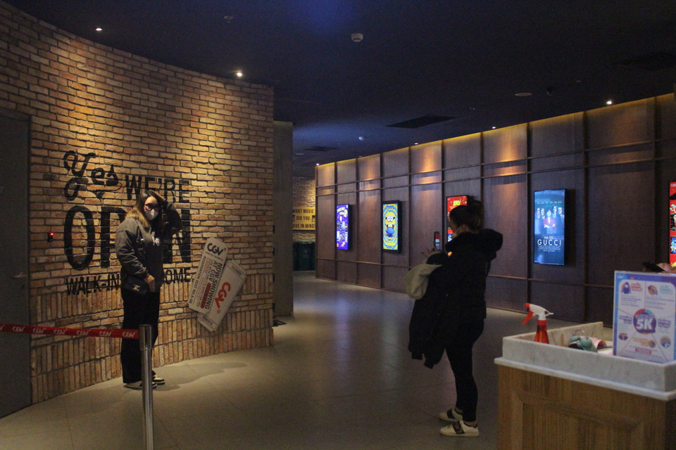 Tuy nhiên, trái với hình dung của nhiều người, các rạp chiếu lại khá vắng vẻ trong khung ''giờ vàng'' từ khoảng 18 giờ 30 đến 20 giờ 30. (Ảnh: Minh Anh/Vietnam+)