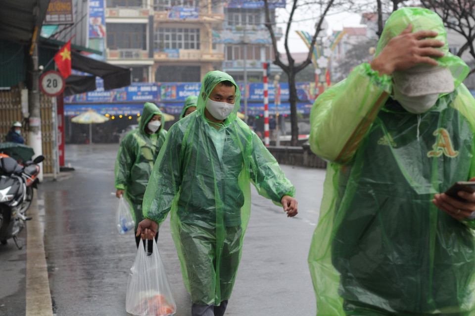 Dưới thời tiết mưa rét, du khách phải trang bị áo mưa và ô để đến động Hương Tích, điểm tham quan và khấn lễ được cho là linh thiêng nhất khu di tích. (Ảnh: Minh Anh/Vietnam+)