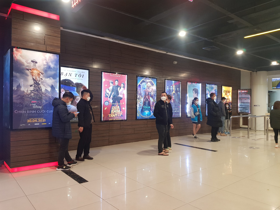 Tại đây cũng có một bộ phận khán giả đơn lẻ hoặc đi theo nhóm khá chủ động giữ khoảng cách và bảo vệ bản thân bằng khẩu trang. (Ảnh: Minh Anh/Vietnam+)