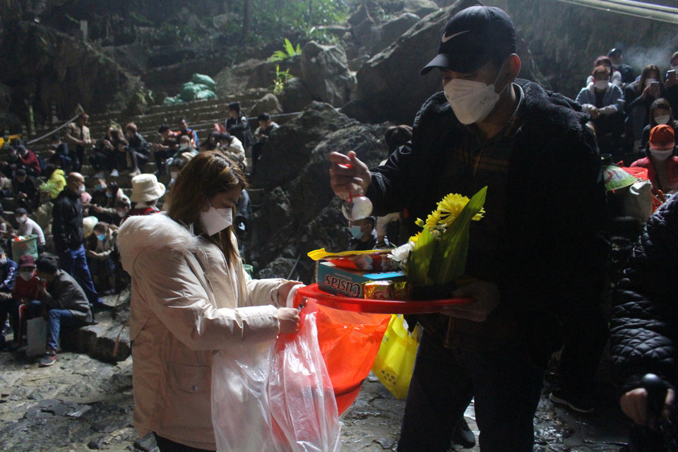  Ban tổ chức cũng đã bố trí người nhắc nhở về các quy định phòng chống dịch, song bản thân khách tham quan cần chú ý tự bảo vệ mình, đặc biệt là khi lượng khách đến đây khá đông. (Ảnh: Minh Anh/Vietnam+)