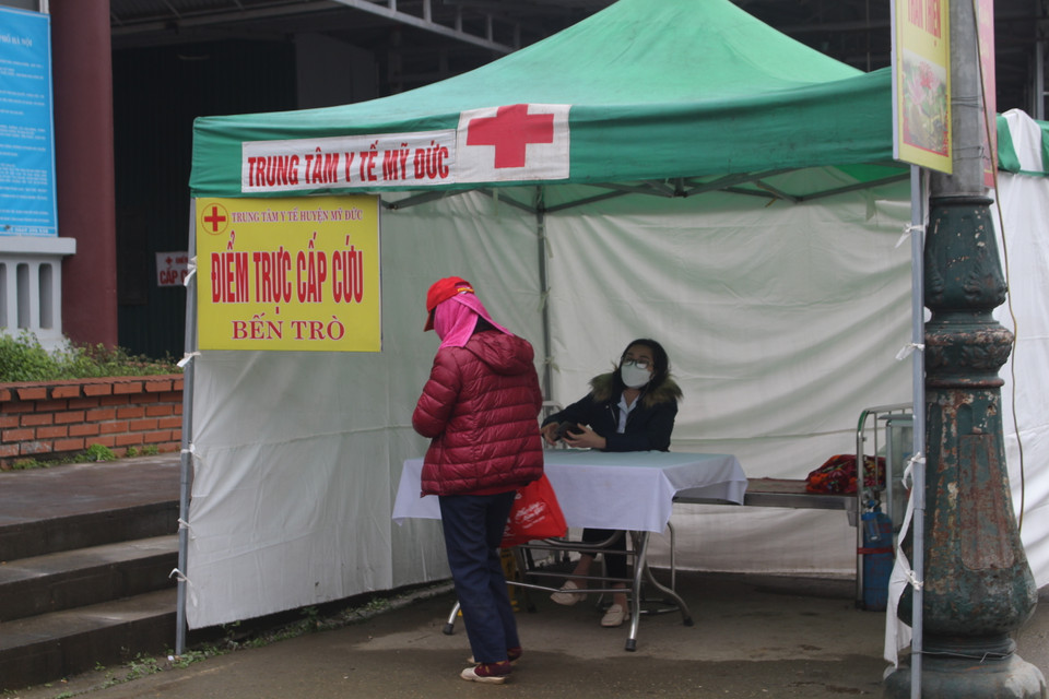 Bên cạnh những biện pháp nhắc nhở, đặt bình sát khuẩn nhiều nơi, ban tổ chức cũng dựng điểm trực cấp cứu tại bến Trò để đề phòng những trường hợp bất trắc xảy ra. (Ảnh: Minh Anh/Vietnam+)