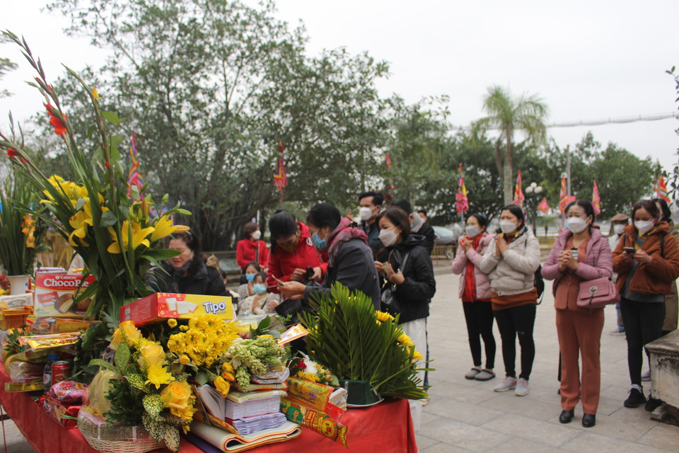 Lượng khách thập phương đổ về hầu hết đều đi theo cặp hoặc nhóm trên ba người. (Ảnh: Minh Anh/Vietnam+)