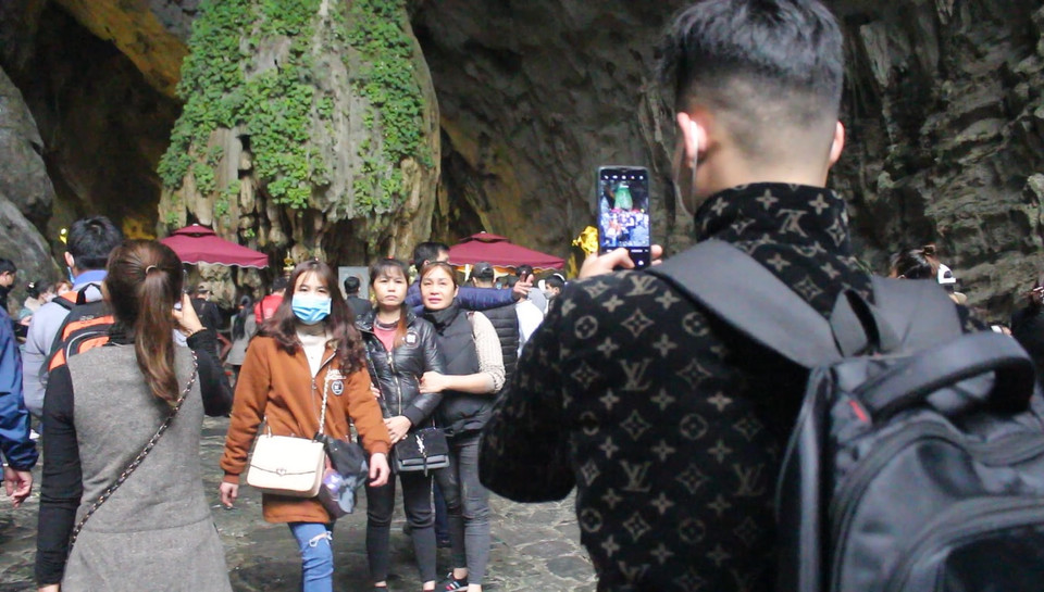 Song theo ghi nhận, vẫn có nhiều khách tham quan bỏ qua những nhắc nhở về quy tắc chống dịch mà điển hình nhất là bỏ khẩu trang. (Ảnh: Minh Anh/Vietnam+)