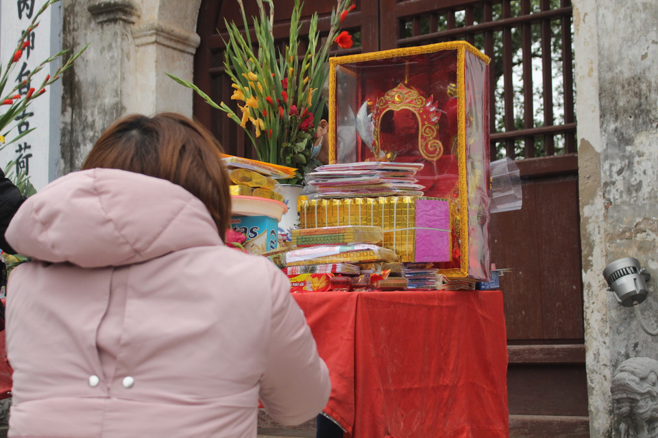 Có người dân còn dâng đồ vàng mã phỏng theo trang phục của tướng Trần Hưng Đạo. (Ảnh: Minh Anh/Vietnam+)