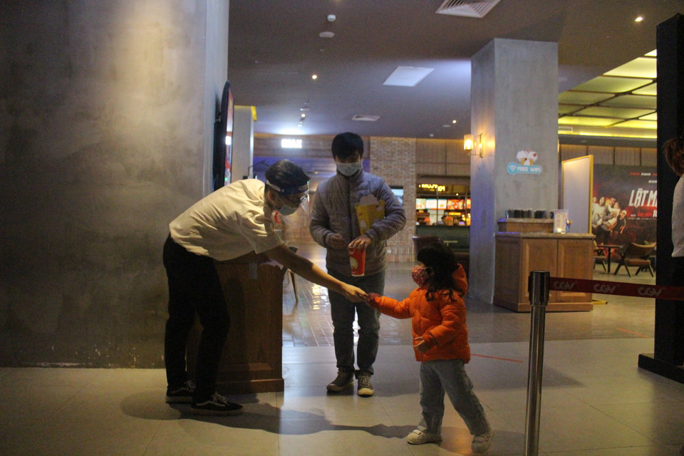 Nhiều khán giả cho biết lượng phim hiện nay chưa nhiều và mới, cùng với đó, lại chưa phải dịp cuối tuần nên số người tới xem phim ít hơn so với họ tưởng tượng. (Ảnh: Minh Anh/Vietnam+)