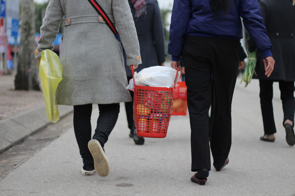 Mọi người đều mang theo nhiều đồ cúng lễ để dâng lên đức thánh, cầu nguyện cho năm mới an lành. (Ảnh: Minh Anh/Vietnam+)