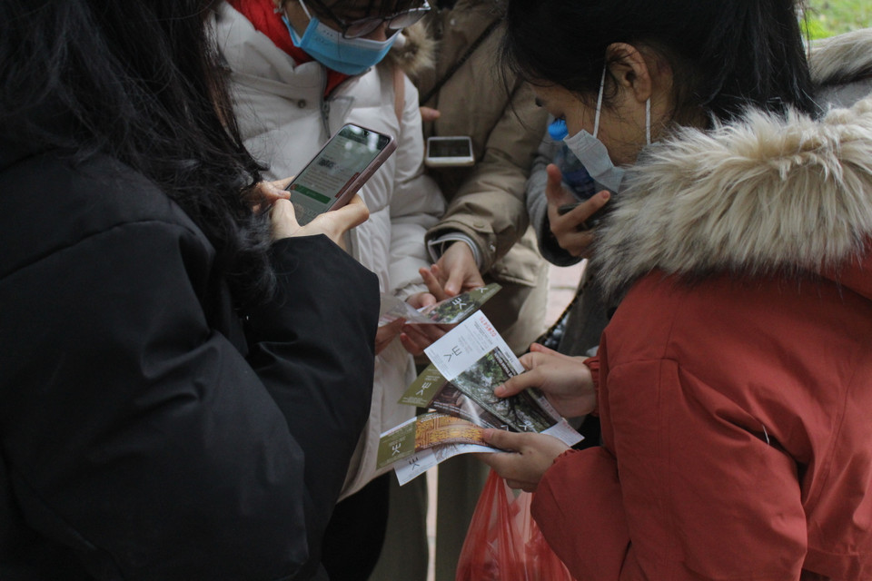 Tại đây trong sáng ngày đầu tiên mở cửa trở lại 15/2, khách đến tham quan và khấn lễ khá đông. Nhiều học sinh, sinh viên cảm thấy vui khi được vào trong xin chữ trực tiếp. (Ảnh: Minh Anh/Vietnam+)