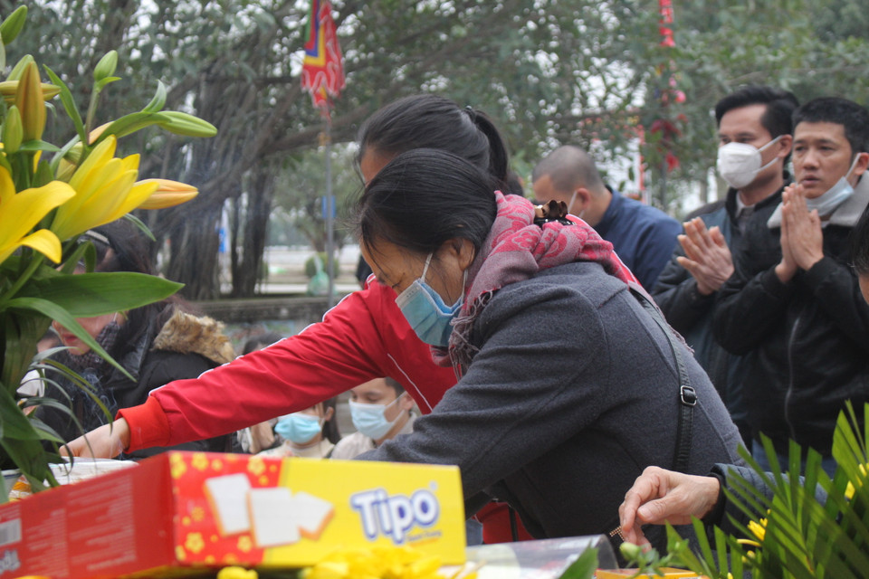 Nhiều khách tham quan không chỉ tự trang bị dung dịch sát khuẩn tay, mà còn cẩn thận đeo hai khẩu trang để tự bảo vệ mình tốt hơn. (Ảnh: Minh Anh/Vietnam+)