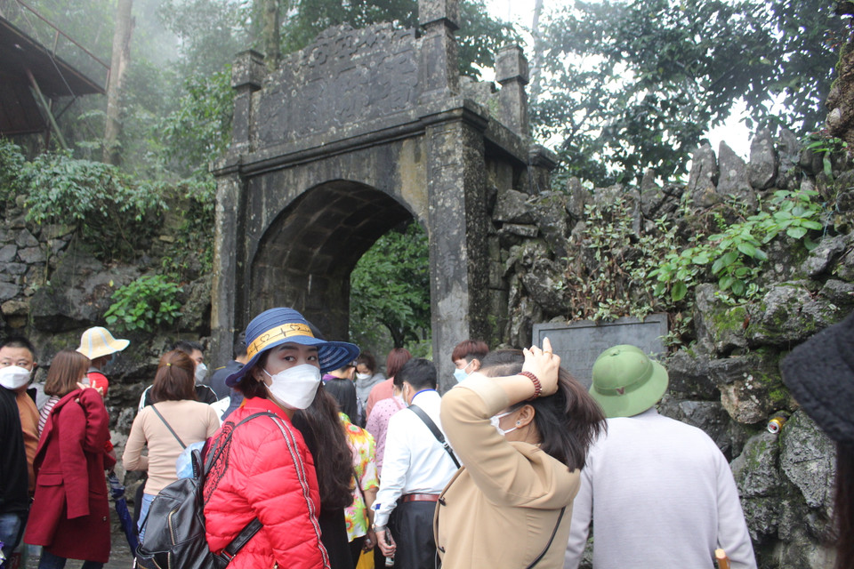 Vào thời điểm khoảng 11 giờ kém, trời ngừng mưa, người dân hành hương bằng cáp treo và tự đi bộ đã thuận lợi hơn. (Ảnh: Minh Anh/Vietnam+)