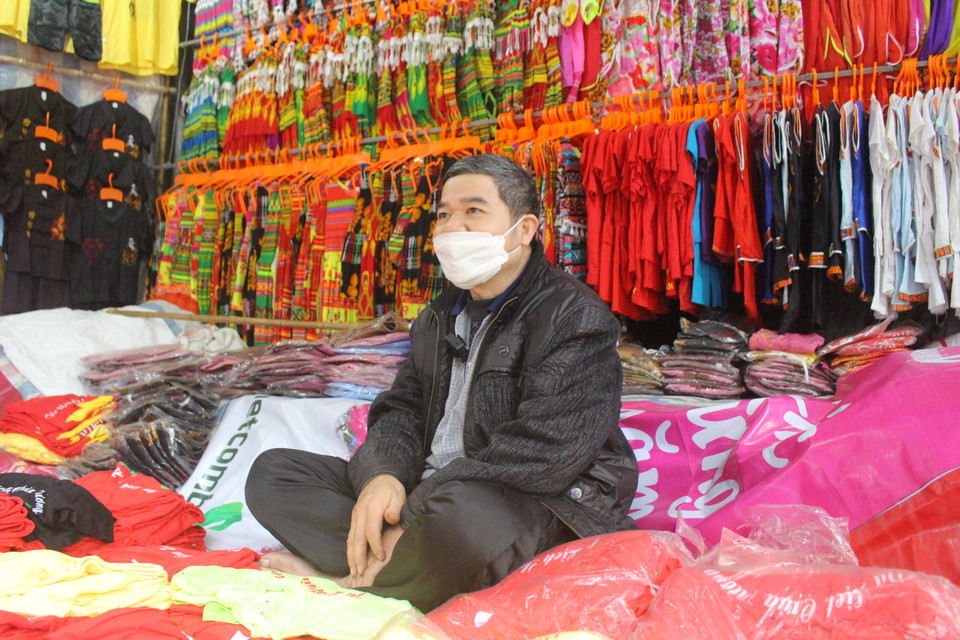 Ông Trường, người dân thôn Yến Vỹ cho biết bản thân rất vui khi có cơ hội bán hàng trở lại. Theo ghi nhận của phóng viên trong ngày 16/2, không còn hiện tượng chèo kéo khách của các hàng quán trên đường lên cáp treo ra động Hương Tích. (Ảnh: Minh Anh/Vietnam+)