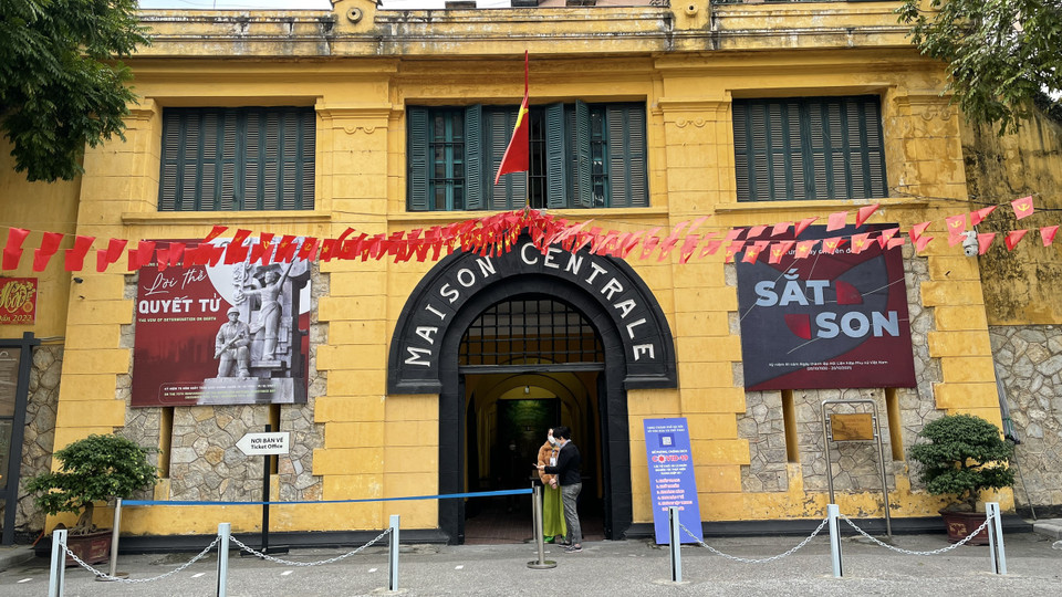 Từ sớm, khu di tích đã căng dây để phân luồng khách, đảm bảo giãn cách trong lúc chờ soát vé và bố trí nhân viên nhắc nhở quét mã QR. (Ảnh: Minh Anh/Vietnam+)