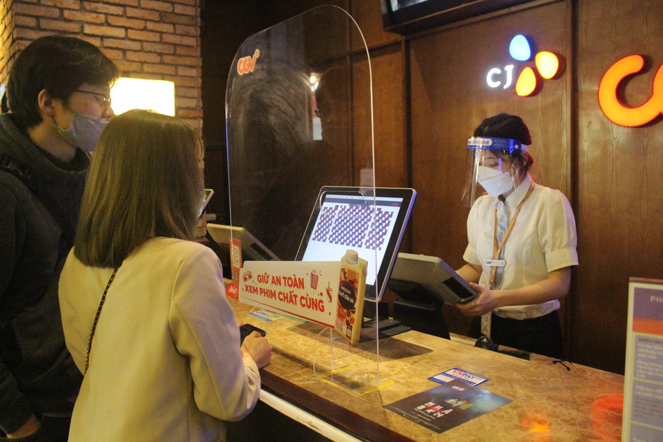 Đại diện cụm rạp CGV Liễu Giai, ông Đức Dũng cho biết các phòng chiếu đã được sắp xếp để khán giả ngồi giãn cách, đảm bảo 5K, sẵn sàng phản ứng khẩn cấp nếu có trường hợp nghi nhiễm. Theo ước tính của cụm rạp này, lượng khách tới rạp trong cả ngày có thể đạt khoảng 800 lượt người. (Ảnh: Minh Anh/Vietnam+)